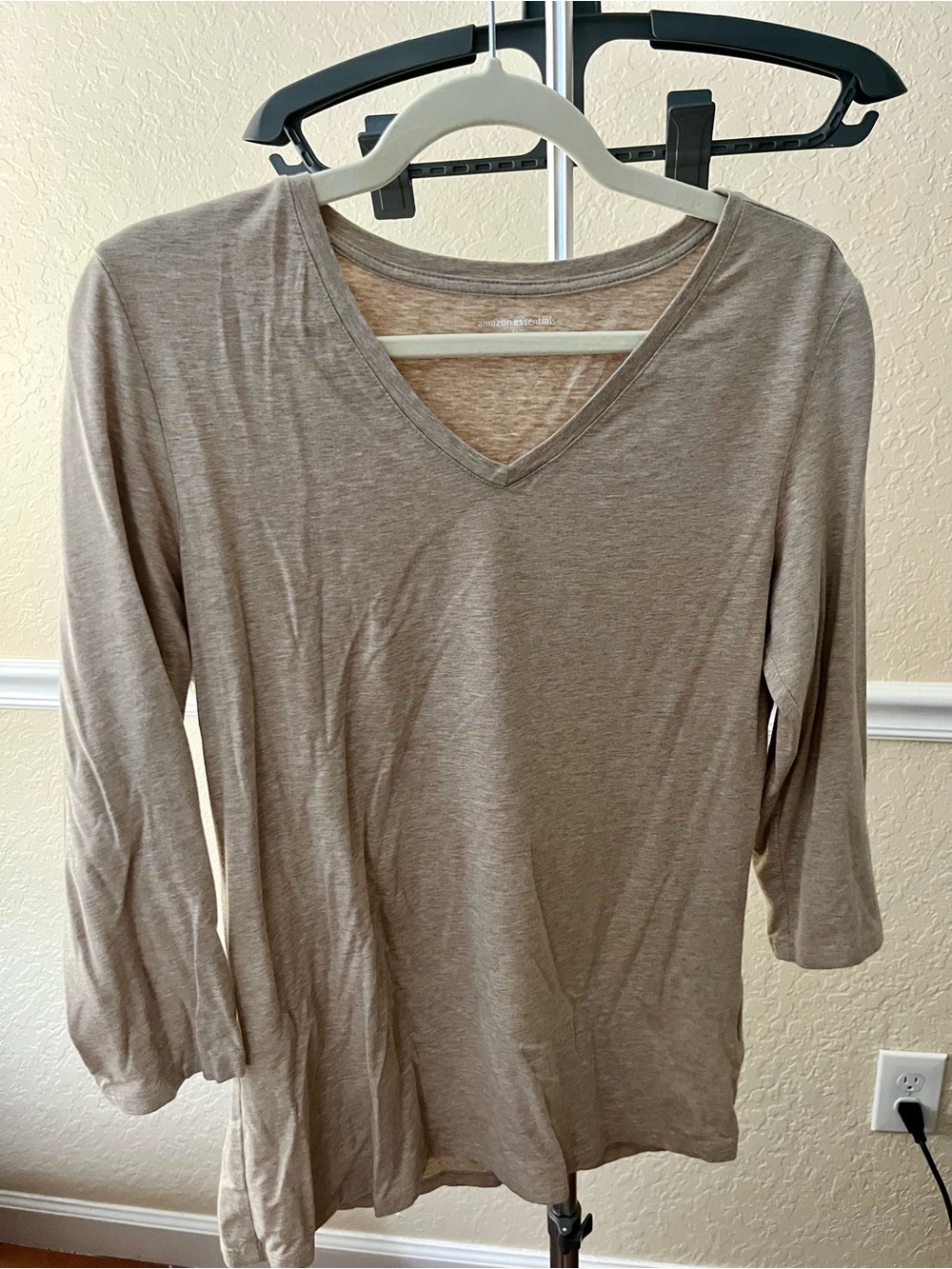 Amazon Essentials V-Neck Long Sleeve Top in Brown Size Large